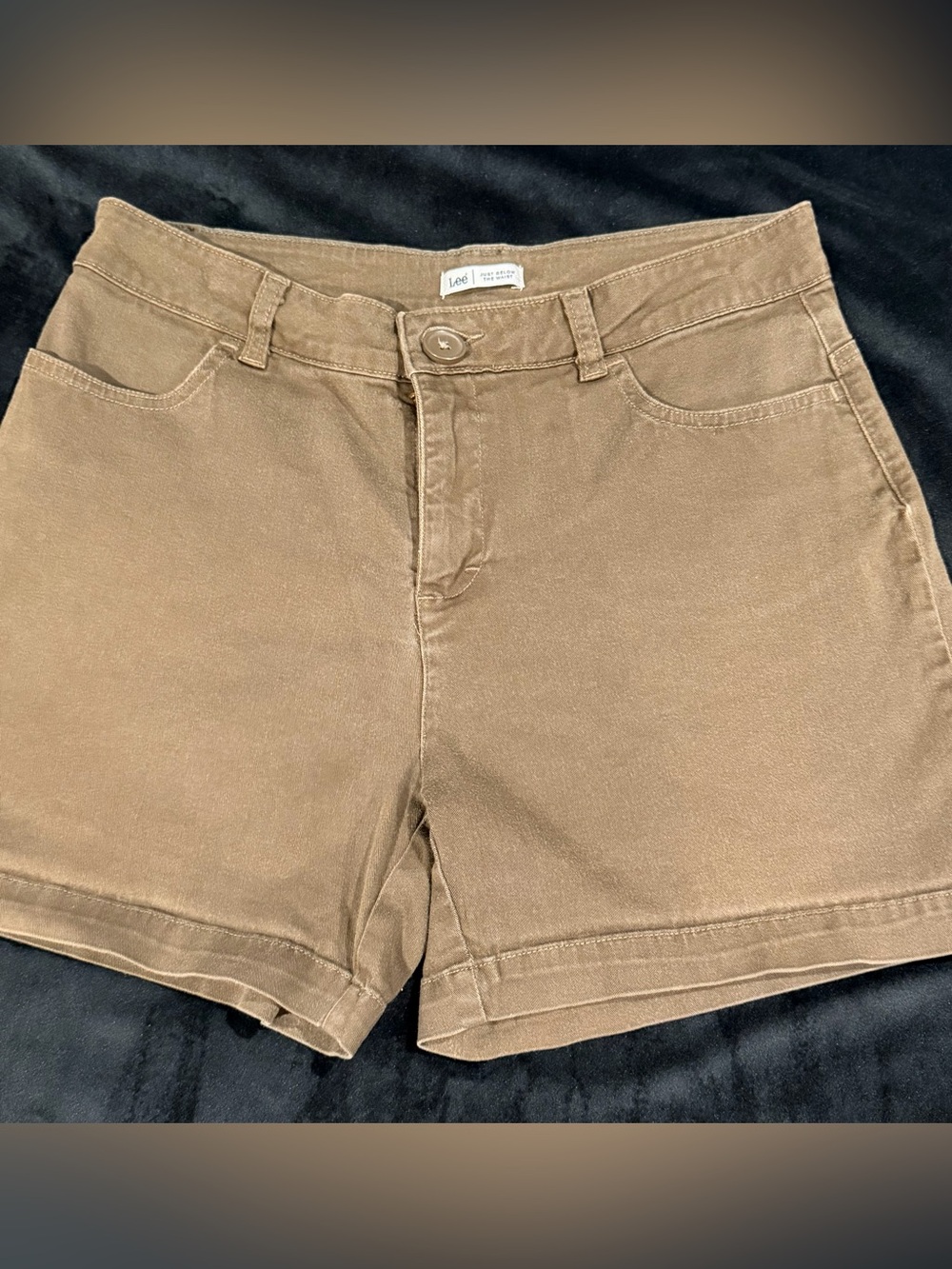 Lee Women’s -Just below the waist -brown khaki short size 8